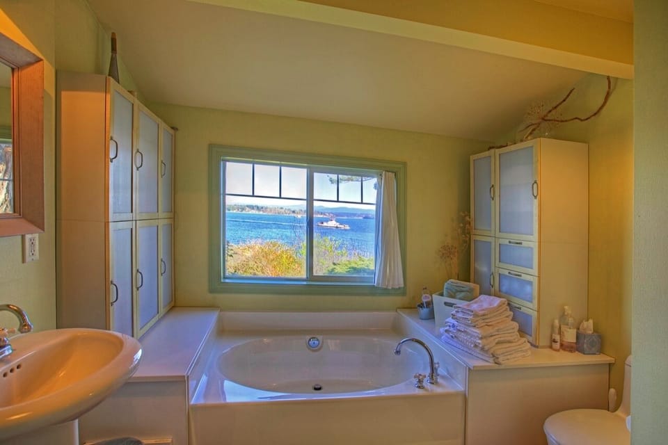 Enjoy the lovely soaker tub, ALSO with a view of the water. 