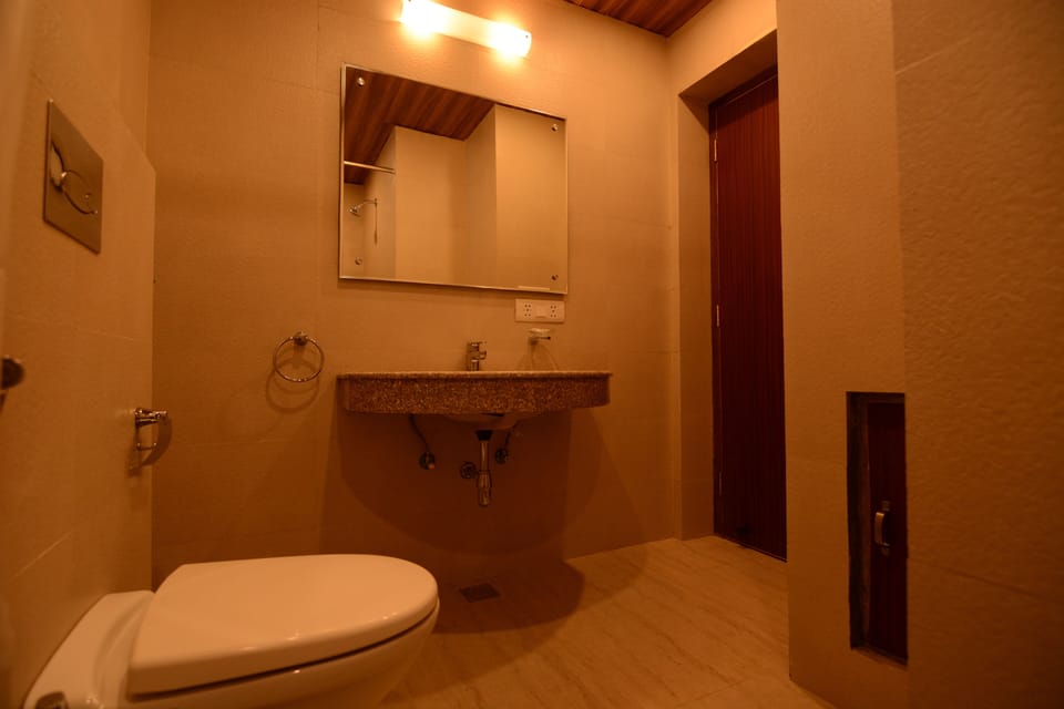 Shower, rainfall showerhead, free toiletries, hair dryer