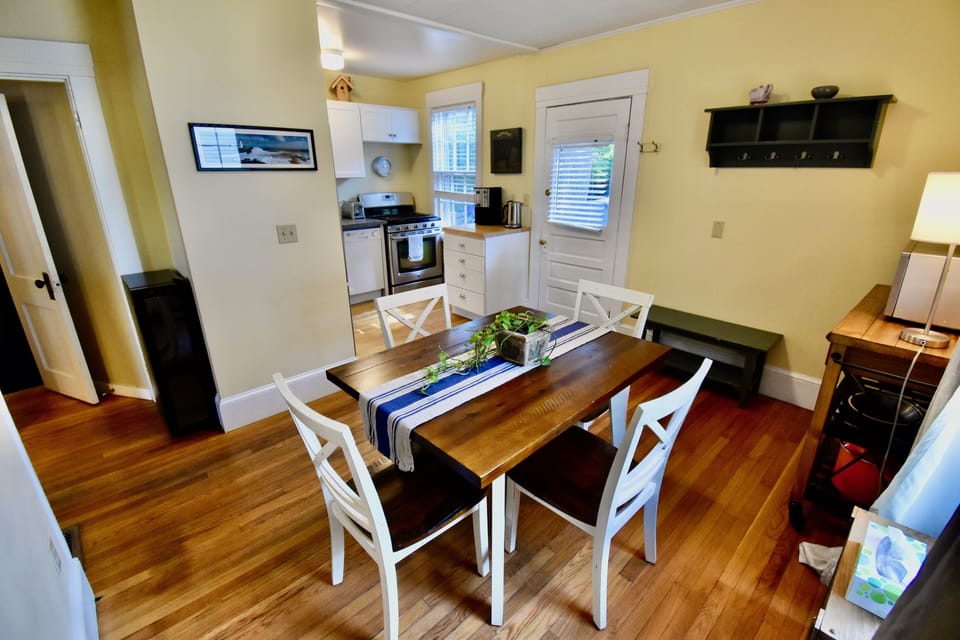Kitchen dining area