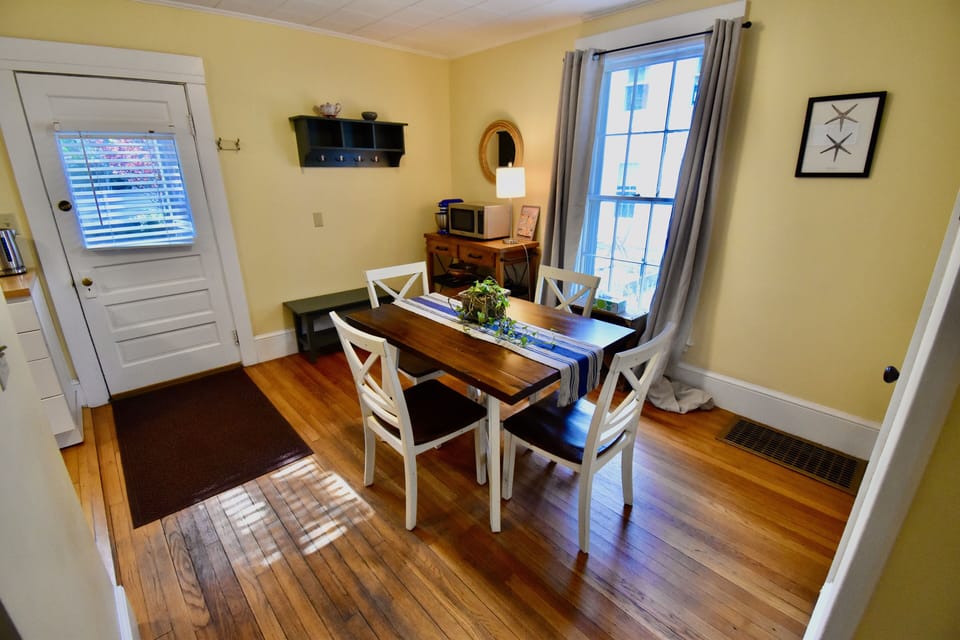 Kitchen dining area