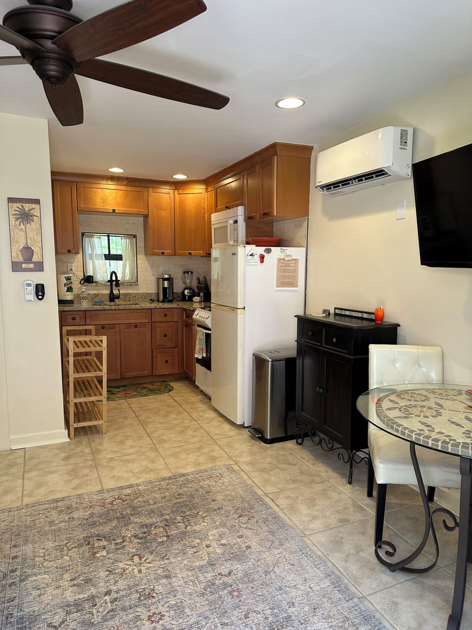 From the entry, looking towards the kitchen.