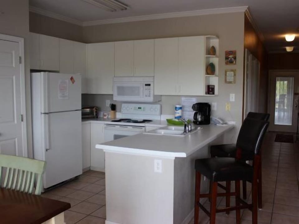 Romar Lakes 203B, 2 Bedroom 2 Bathroom. 2nd Floor. Sleeps 4. Managed by Island Rentals