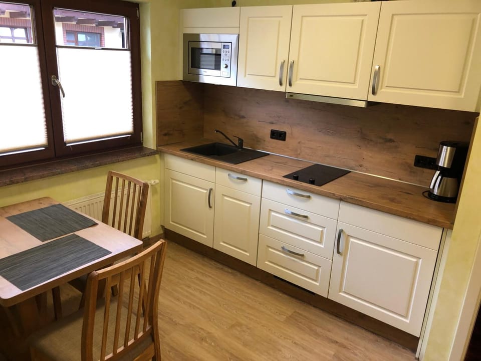 Fridge, cookware/dishes/utensils