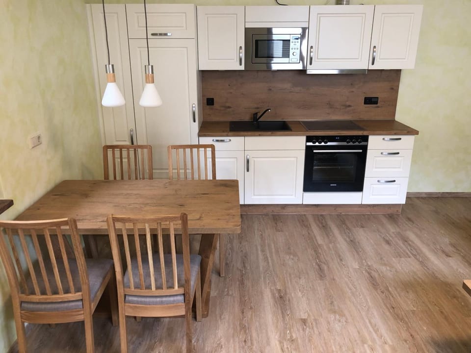 Fridge, cookware/dishes/utensils