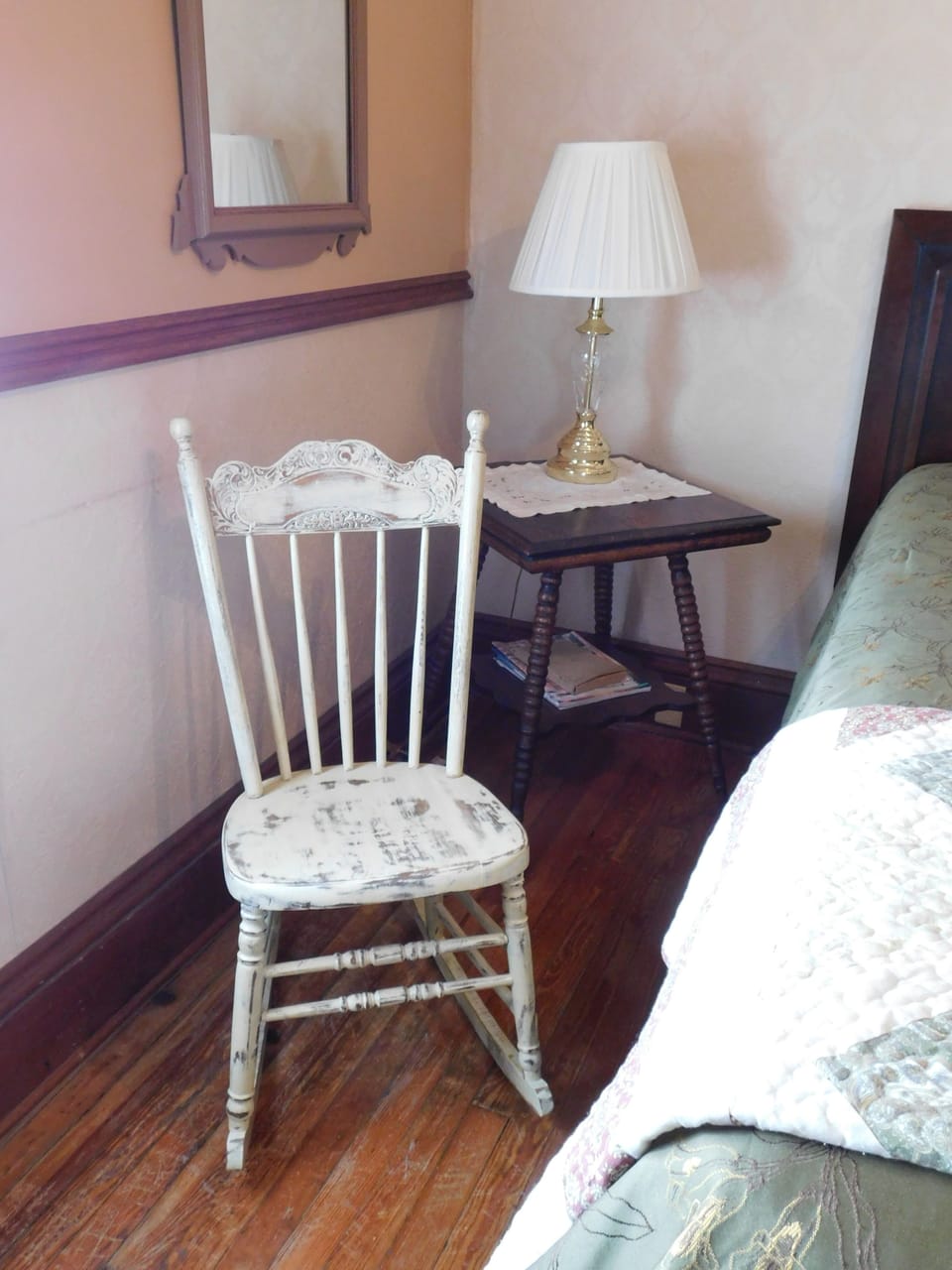 Standard Room, 1 Queen Bed, Non Smoking (Victoria's Room) | Individually decorated, individually furnished, iron/ironing board