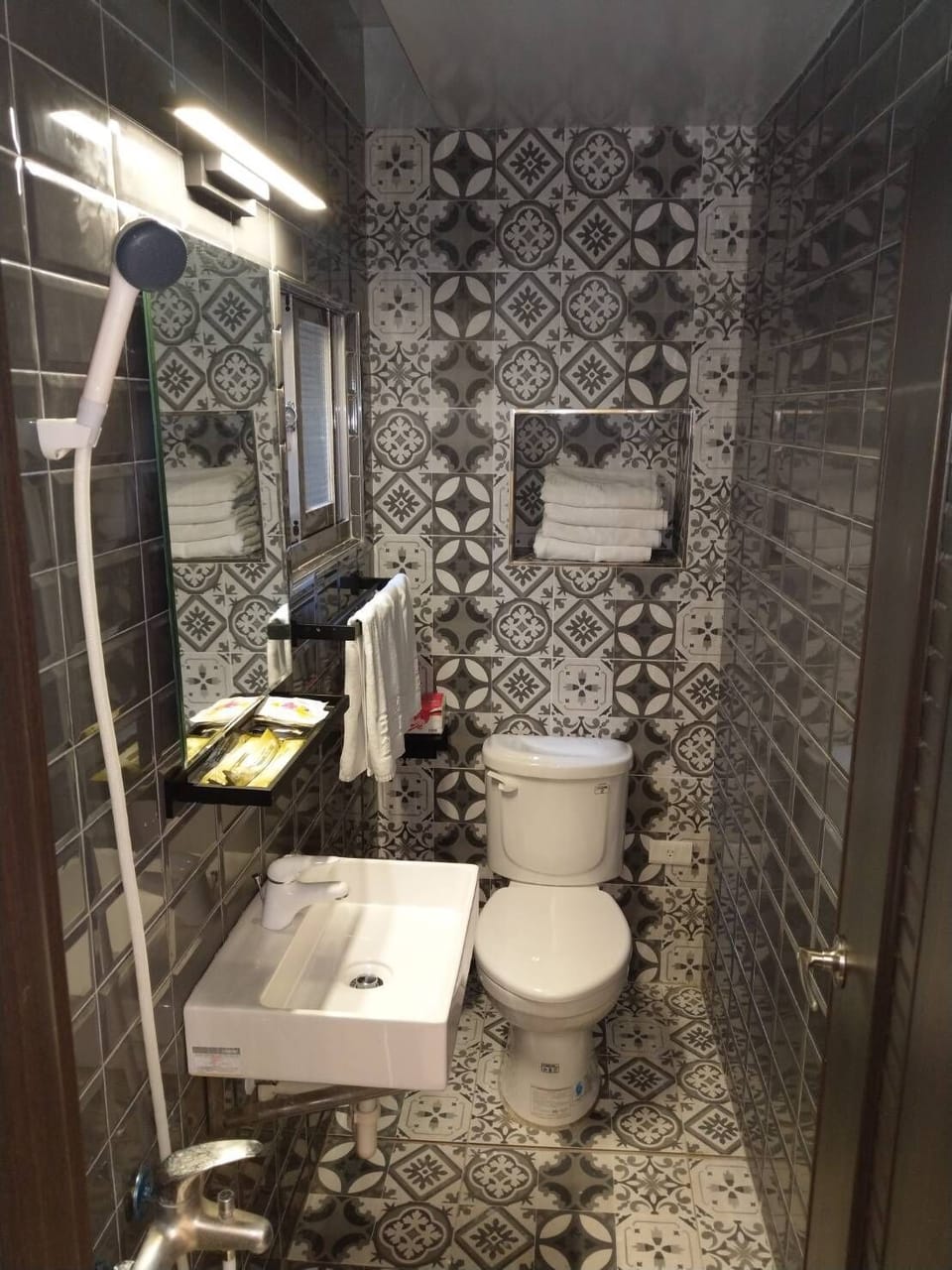 Standard Quadruple Room | Bathroom | Shower, hair dryer, towels, shampoo
