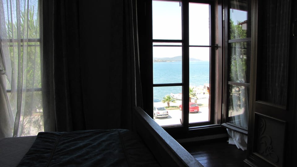 Standard Double Room, Sea View, Beachfront | WiFi (free), bed sheets