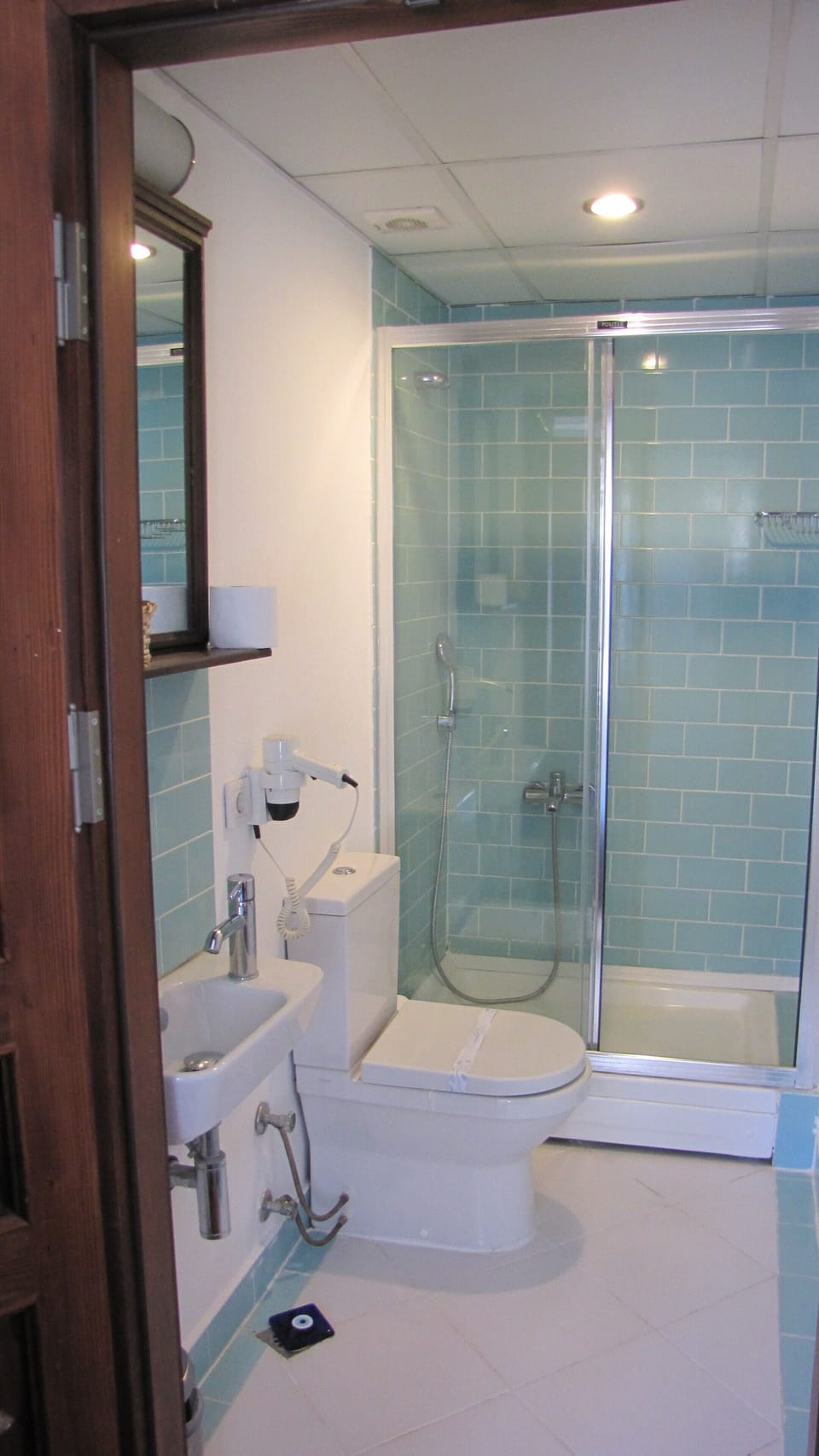 Standard Double Room | Bathroom | Shower, hair dryer, slippers, towels