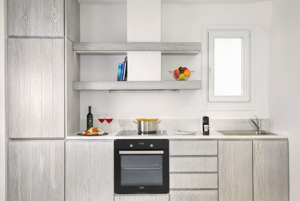 Anchor 1 Bedroom Pool Suite | Private kitchen | Espresso maker, electric kettle, cookware/dishes/utensils