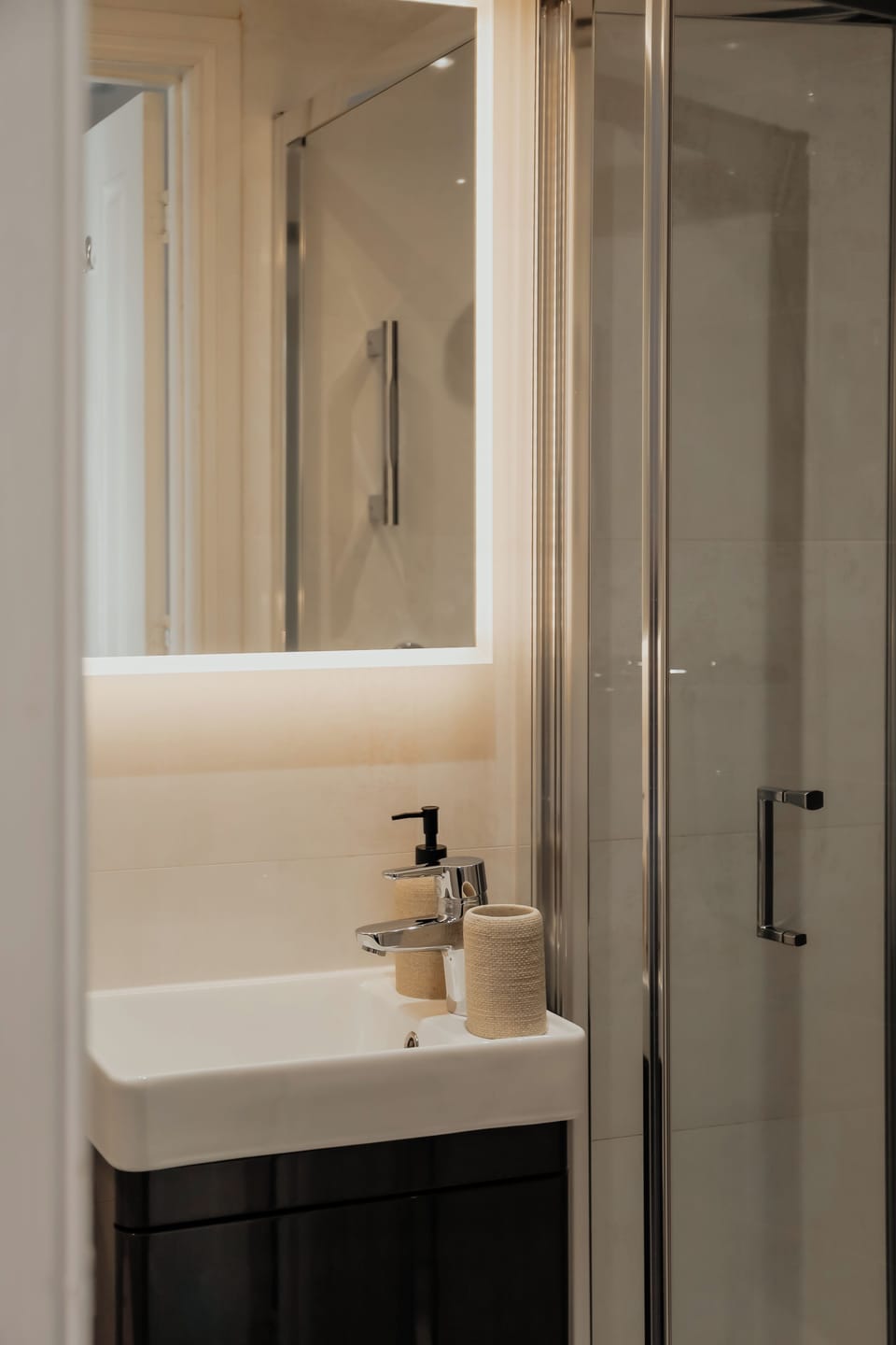Standard Twin Room | Bathroom | Shower, free toiletries, hair dryer, towels