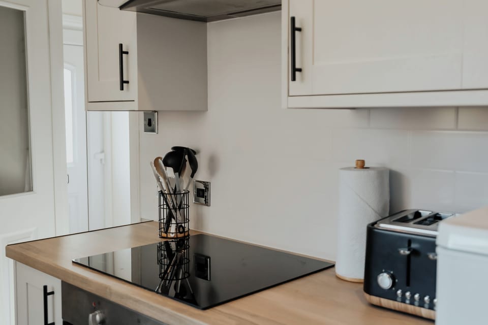 Standard Apartment, Multiple Beds, Non Smoking, Kitchen | Private kitchen | Coffee/tea maker