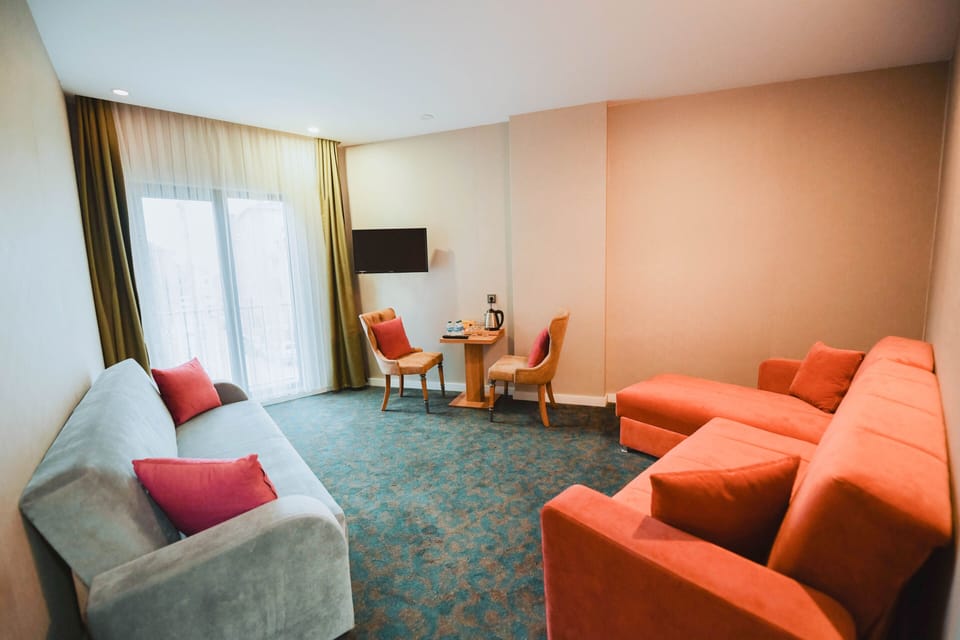Deluxe Suite, City View | Egyptian cotton sheets, premium bedding, down comforters