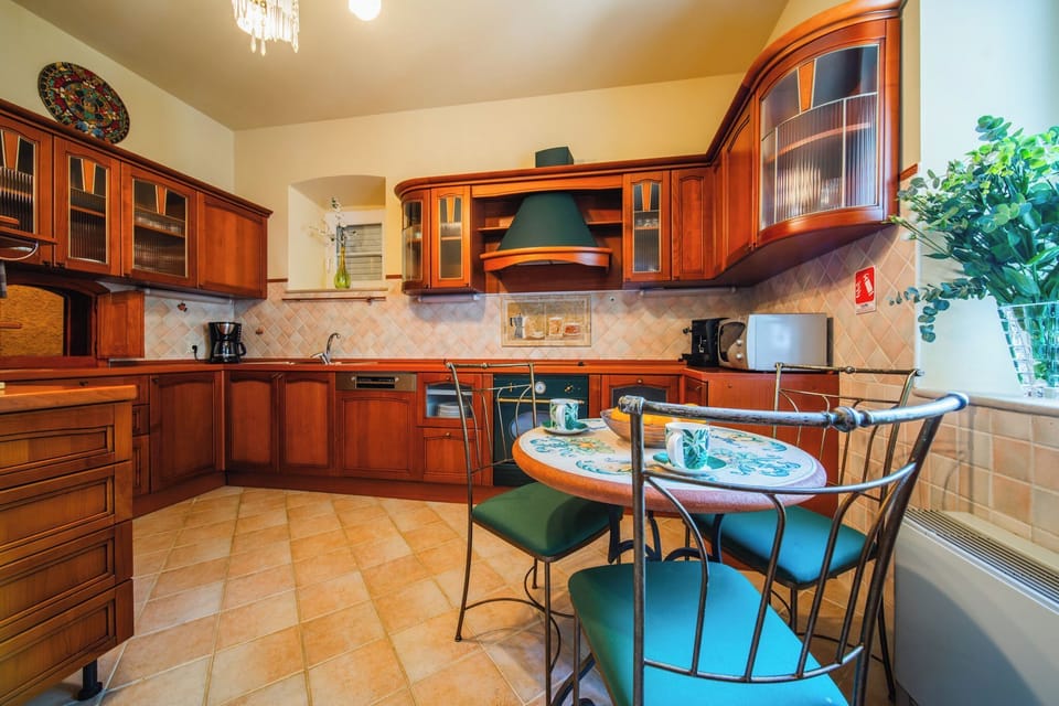 Comfort House, 4 Bedrooms, Private Pool | Private kitchen | Full-size fridge, microwave, oven, stovetop