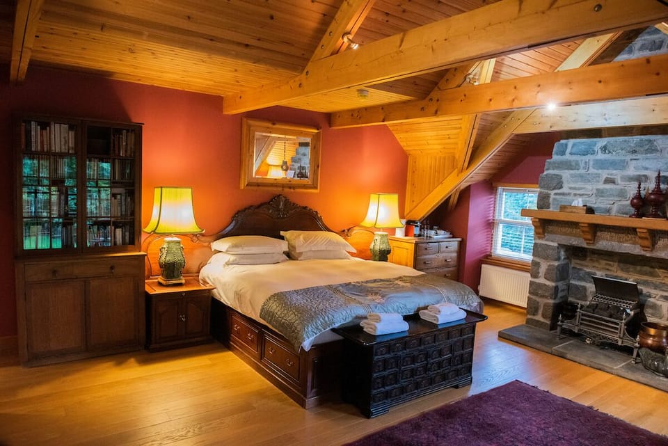 Luxury Room | Bathroom | Free toiletries, hair dryer, towels