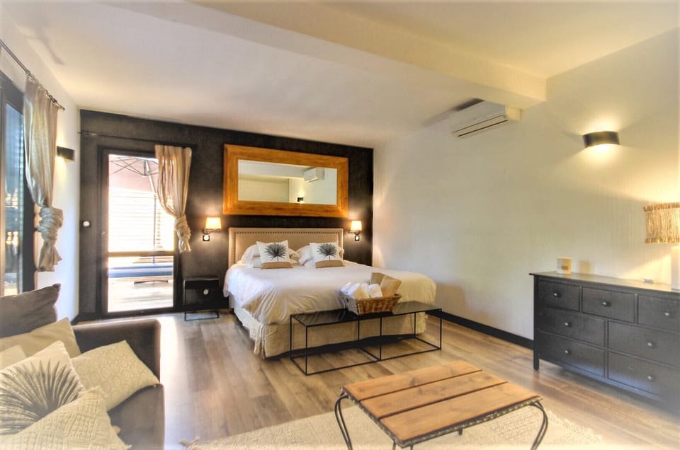 Suite | Premium bedding, minibar, in-room safe, blackout drapes