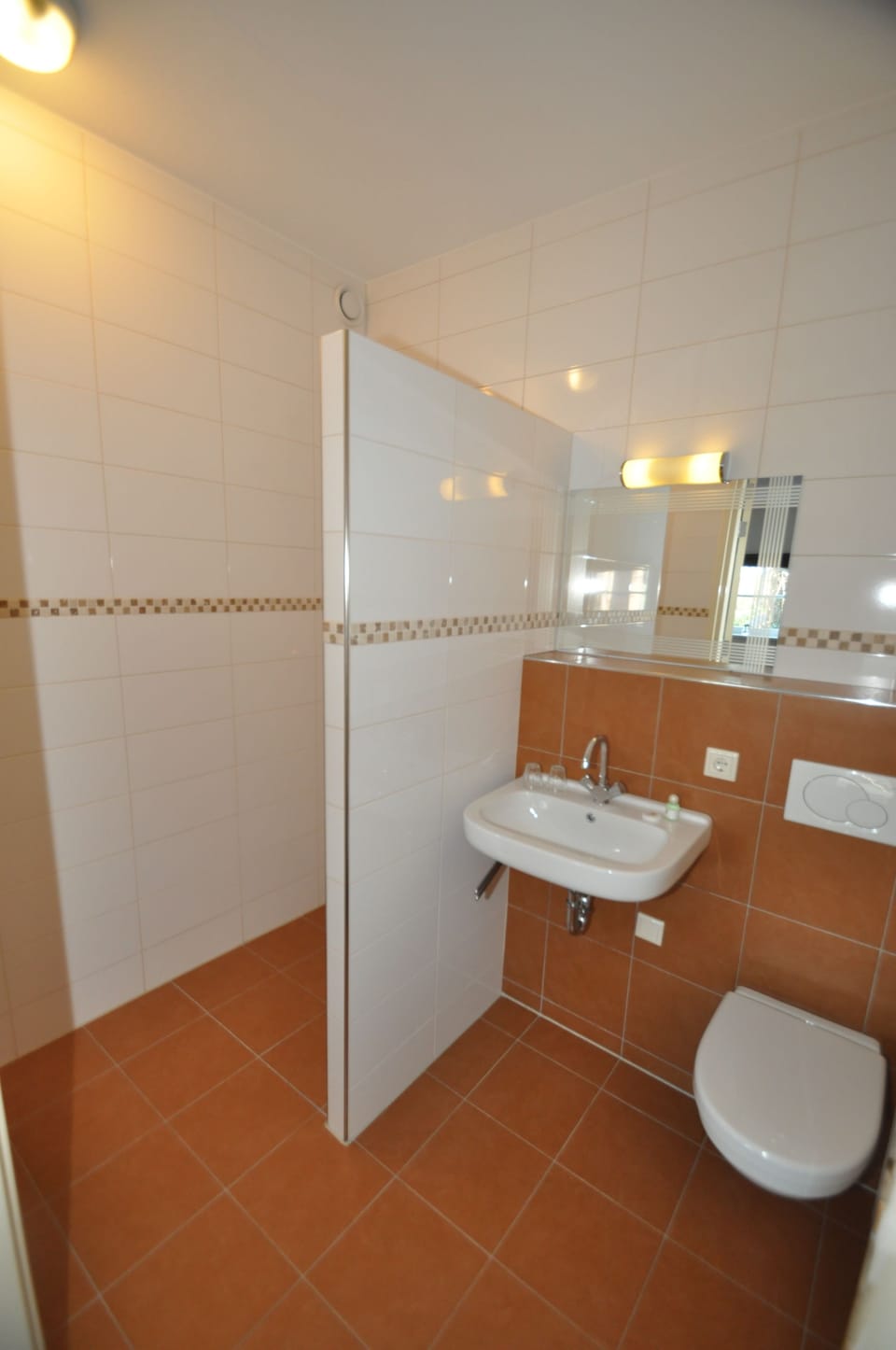 Standard Double Room | Bathroom | Shower, free toiletries, hair dryer, towels