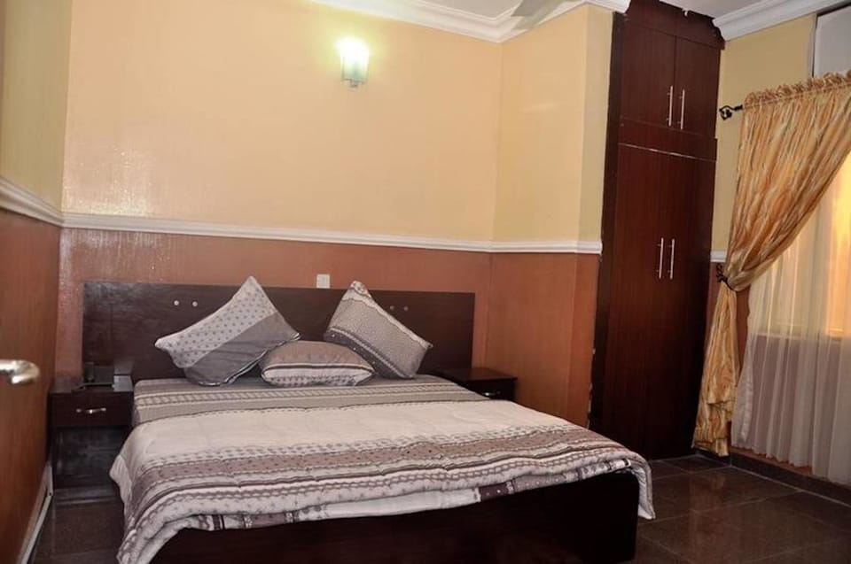 Premium bedding, in-room safe, desk, bed sheets