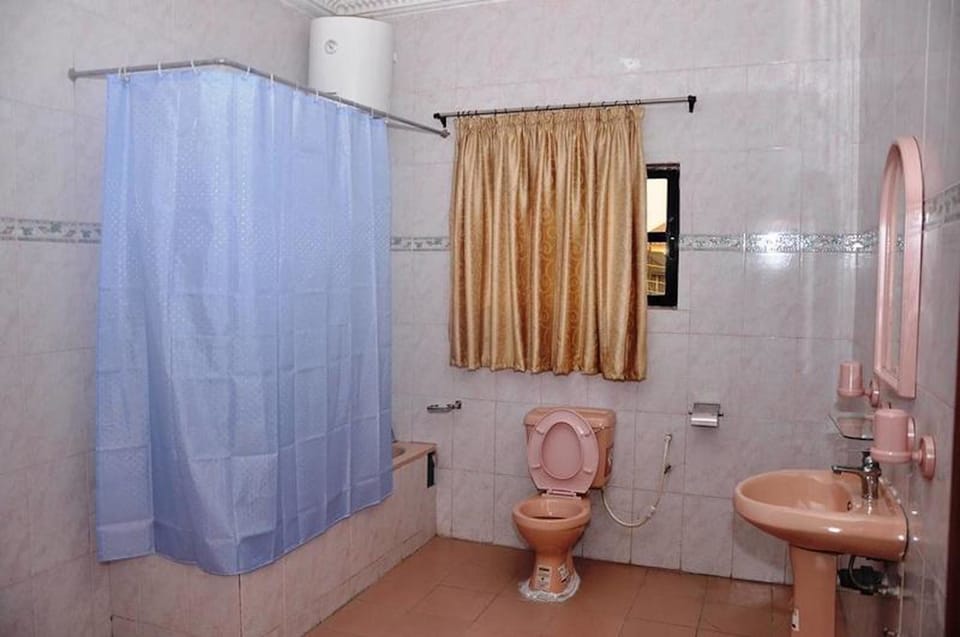 Combined shower/tub, deep soaking tub, free toiletries, towels