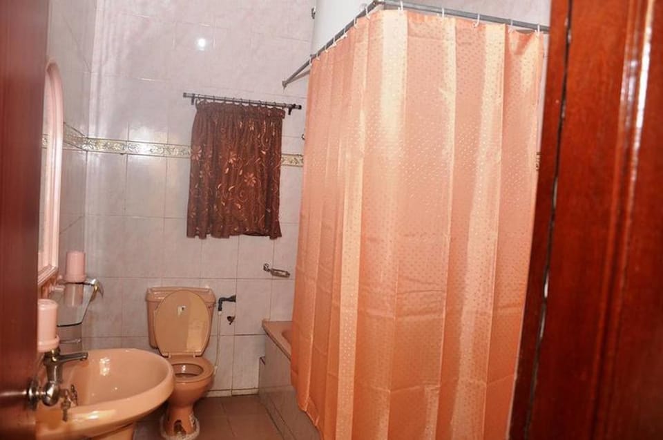 Combined shower/tub, deep soaking tub, free toiletries, towels