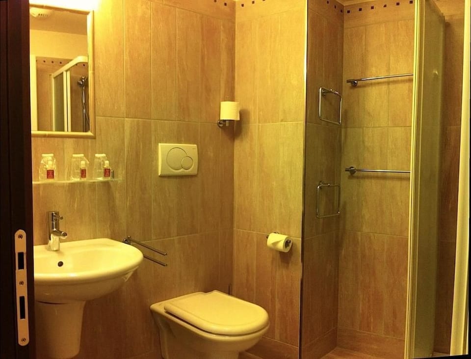 Superior Double Room | Bathroom shower