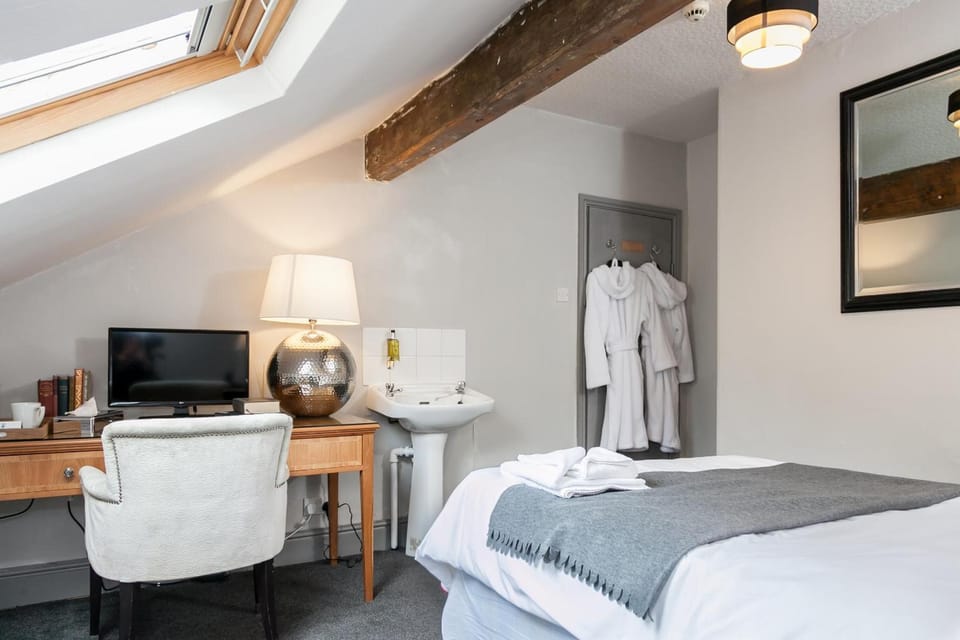 Desk, laptop workspace, iron/ironing board, free WiFi