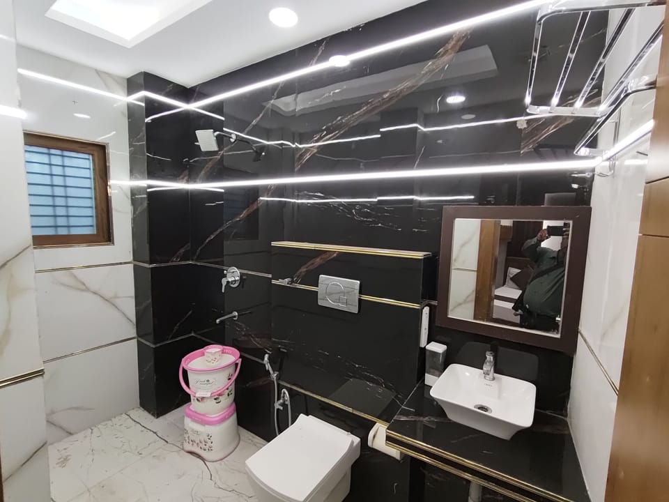 Family Suite | Bathroom | Shower