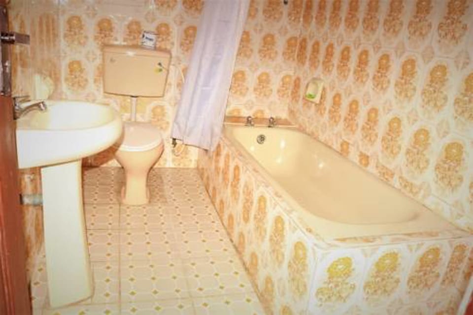 Bathtub, deep soaking tub, free toiletries, towels