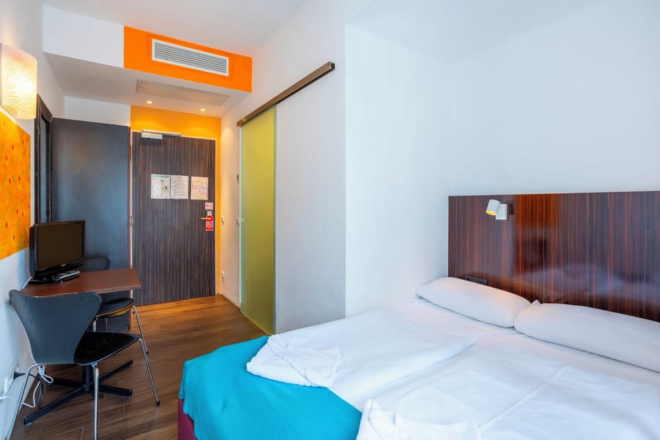 Double Room | Desk, free WiFi, bed sheets