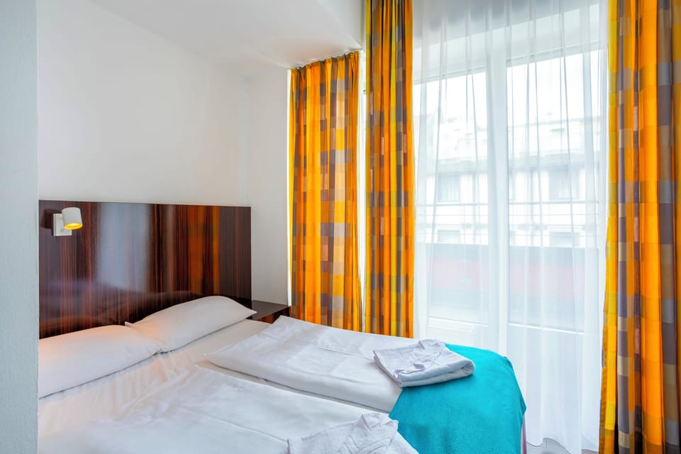 Double Room | Desk, free WiFi, bed sheets