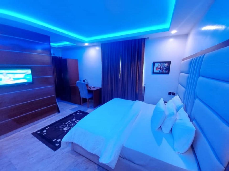Executive Suite, 1 King Bed | Premium bedding, desk, free WiFi, bed sheets