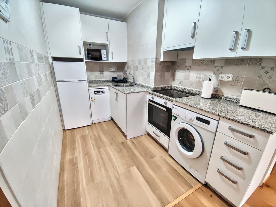 Apartamento de una habitacion | Private kitchen | Fridge, microwave, oven, stovetop