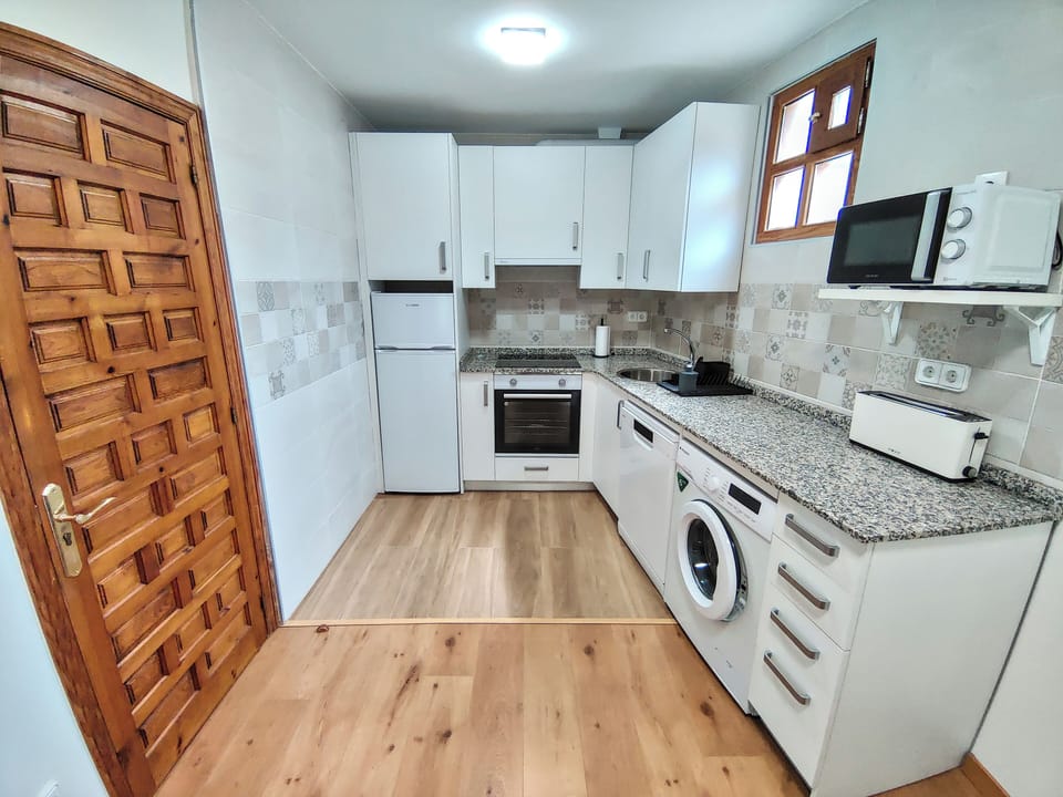 Apartamento de una habitacion | Private kitchen | Fridge, microwave, oven, stovetop