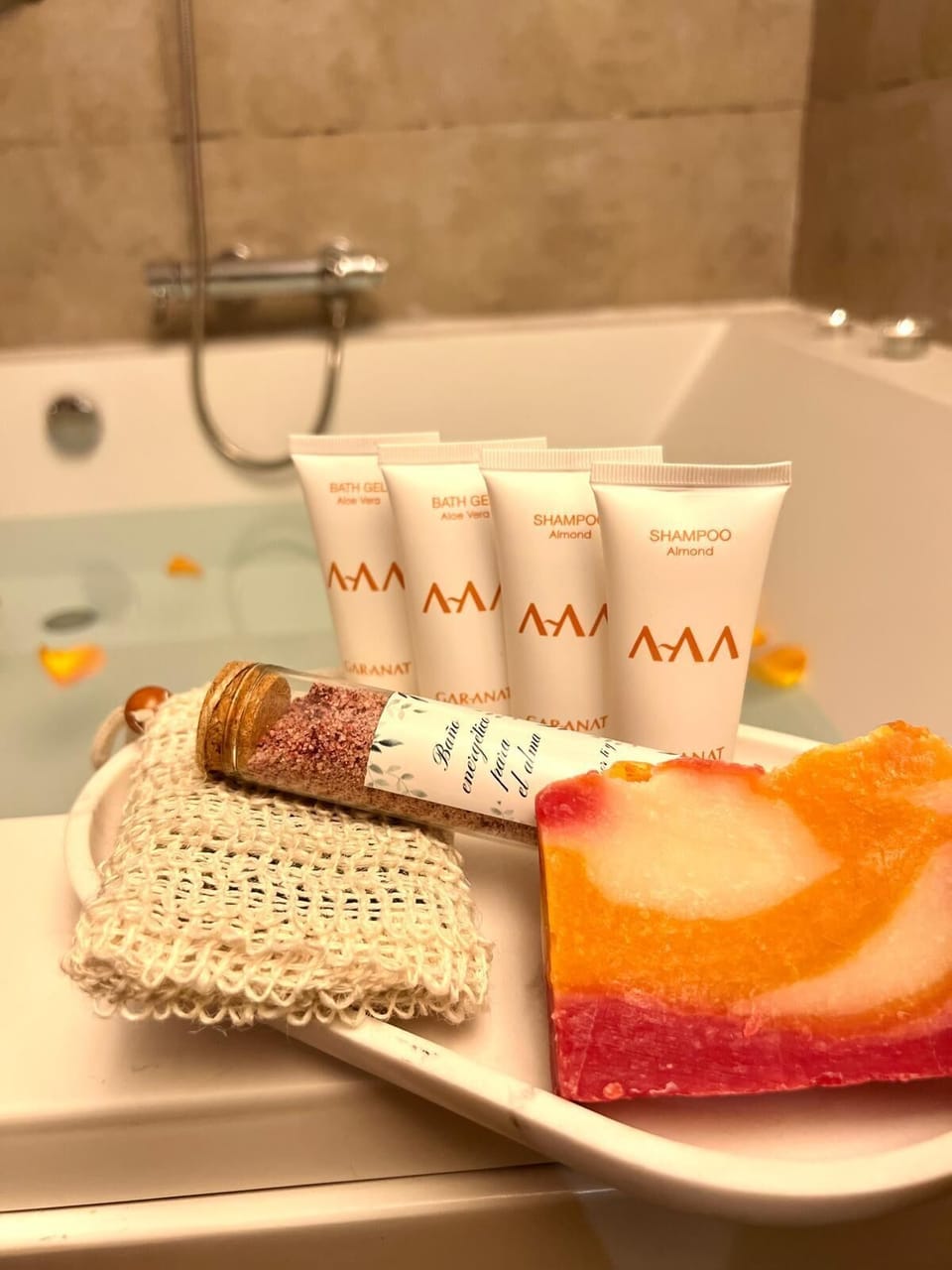 Deluxe Double Room | Bathroom | Free toiletries, hair dryer, bidet, towels