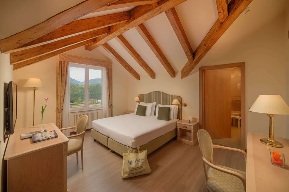 Suite, Lake View | Minibar, in-room safe, desk, free WiFi