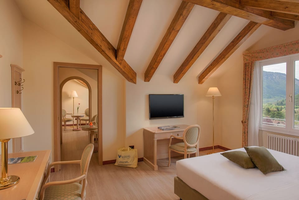 Suite, Lake View | Minibar, in-room safe, desk, WiFi (free)