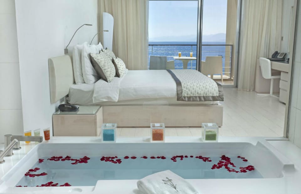 Premium bedding, free minibar, in-room safe, desk