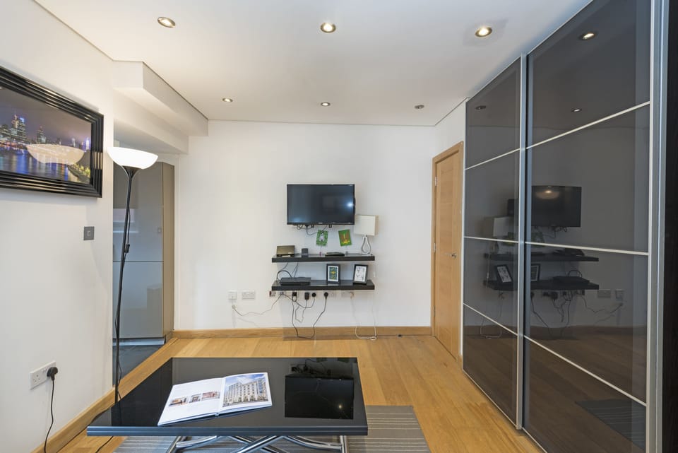 Apartment | Living room | Flat-screen TV