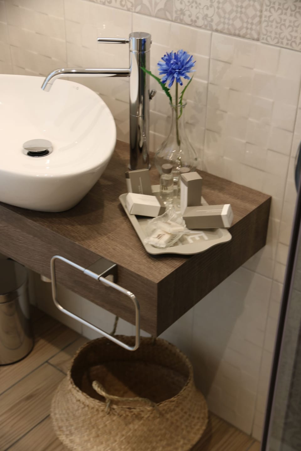 Superior Double Room, City View | Bathroom | Shower, rainfall showerhead, free toiletries, hair dryer