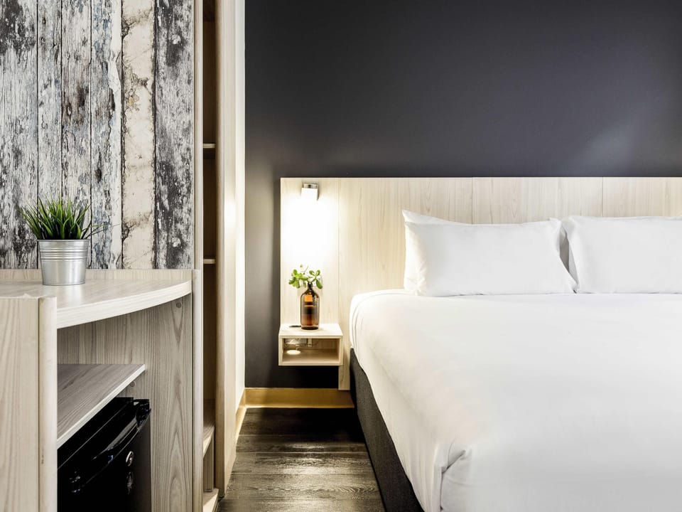 Egyptian cotton sheets, premium bedding, pillowtop beds, desk