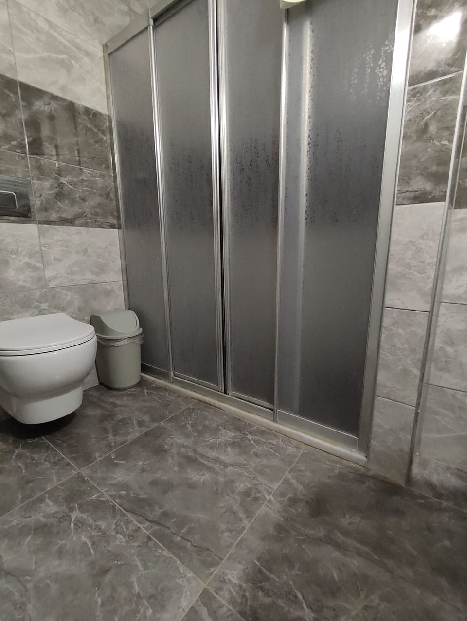 Family Triple Room | Bathroom | Shower, rainfall showerhead, hair dryer, towels