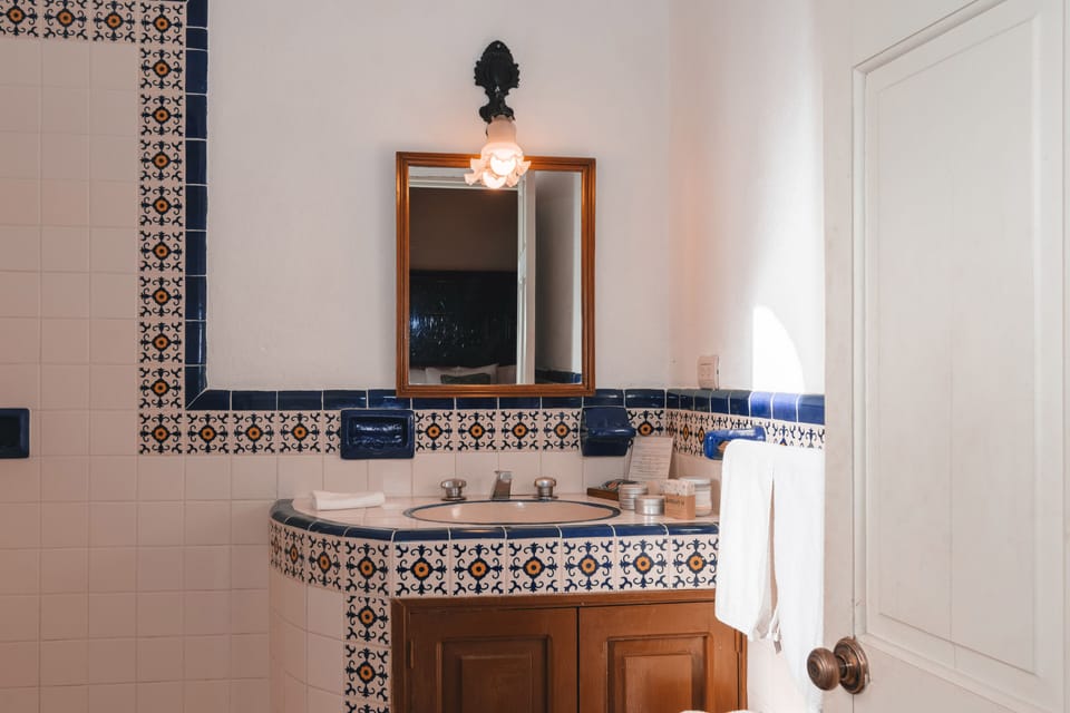 Basic Room | Bathroom | Shower, free toiletries, hair dryer, towels