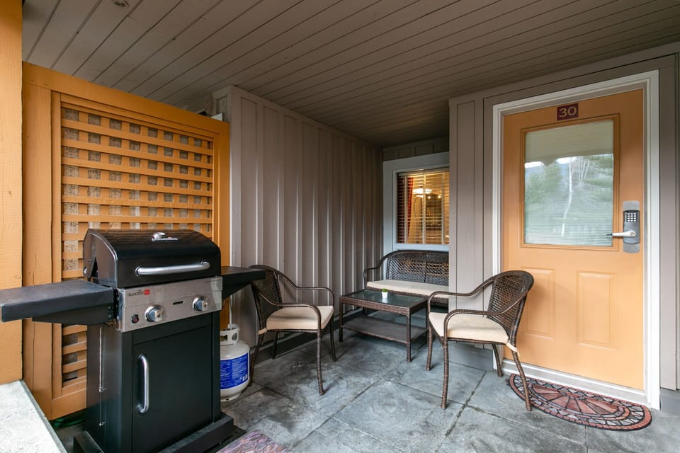 Front patio has a BBQ grill and a patio furniture set - Front patio has a BBQ grill and a patio furniture set