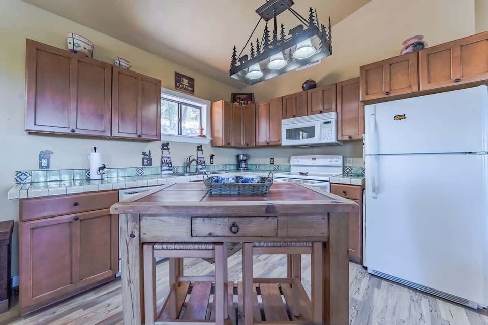 Well-stocked kitchen and dining table — perfect for meals, puzzles, or game night.