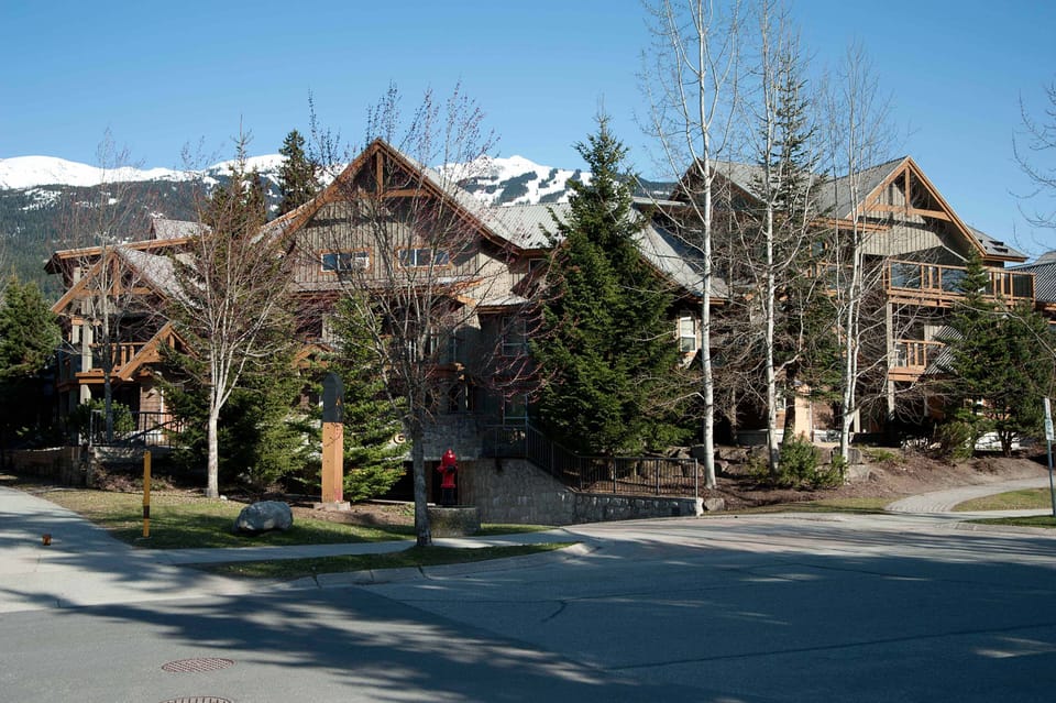 Glaciers Reach has a convenient village location close to the li - “Glaciers Reach is very close to shops and restaurants. It is an easy walk or a free shuttle to the lifts.”
