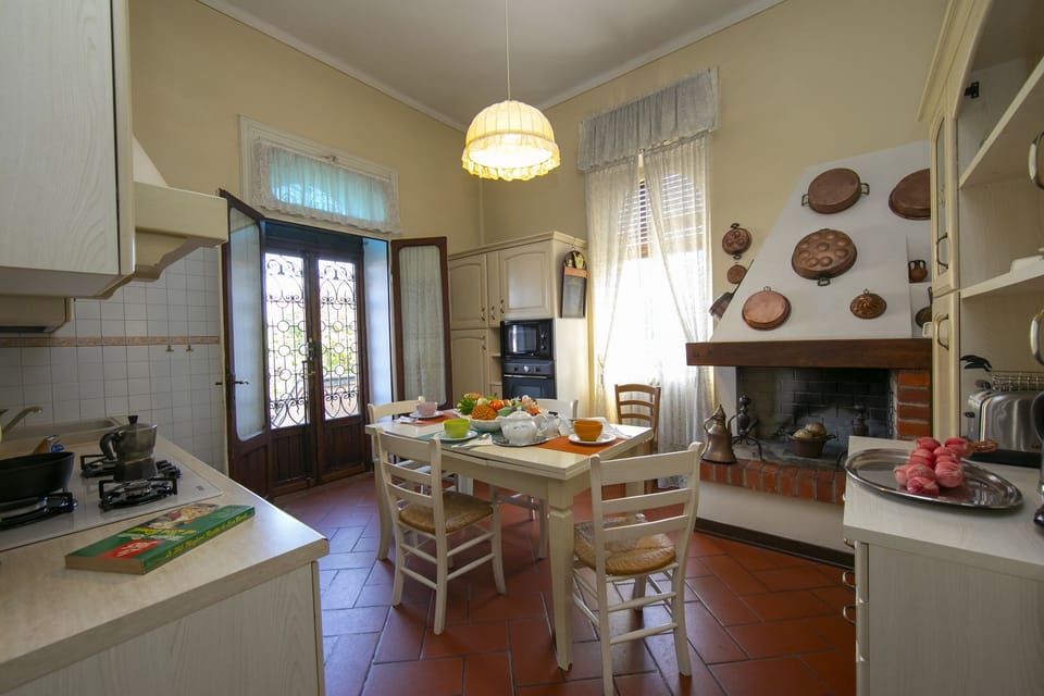Spacious kitchen with fireplace