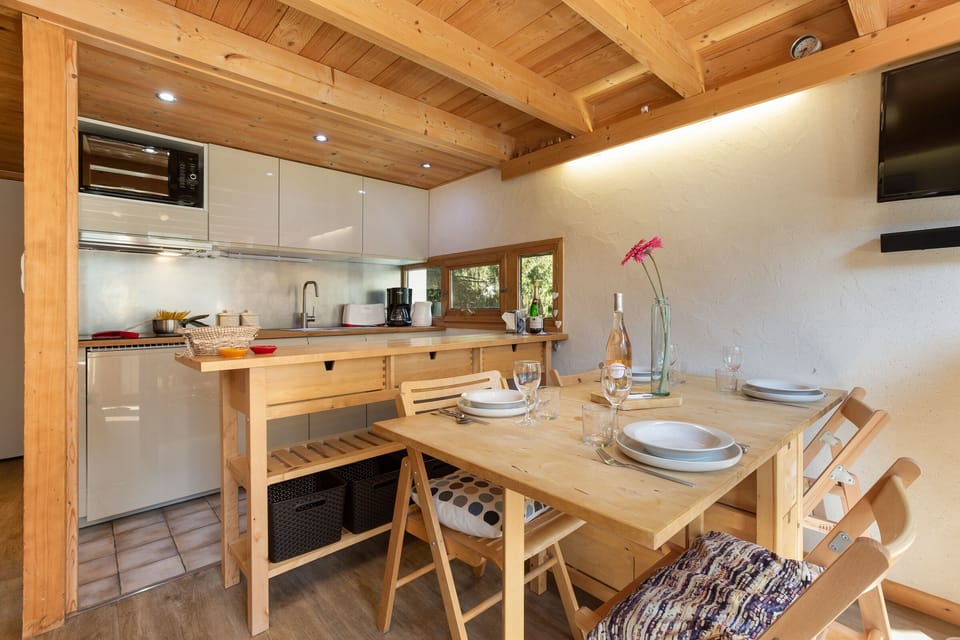 Kitchen & dining area