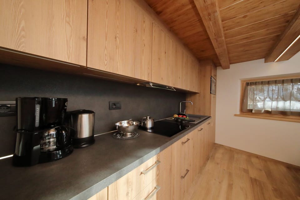 Fully fitted kitchen - with a dishwasher