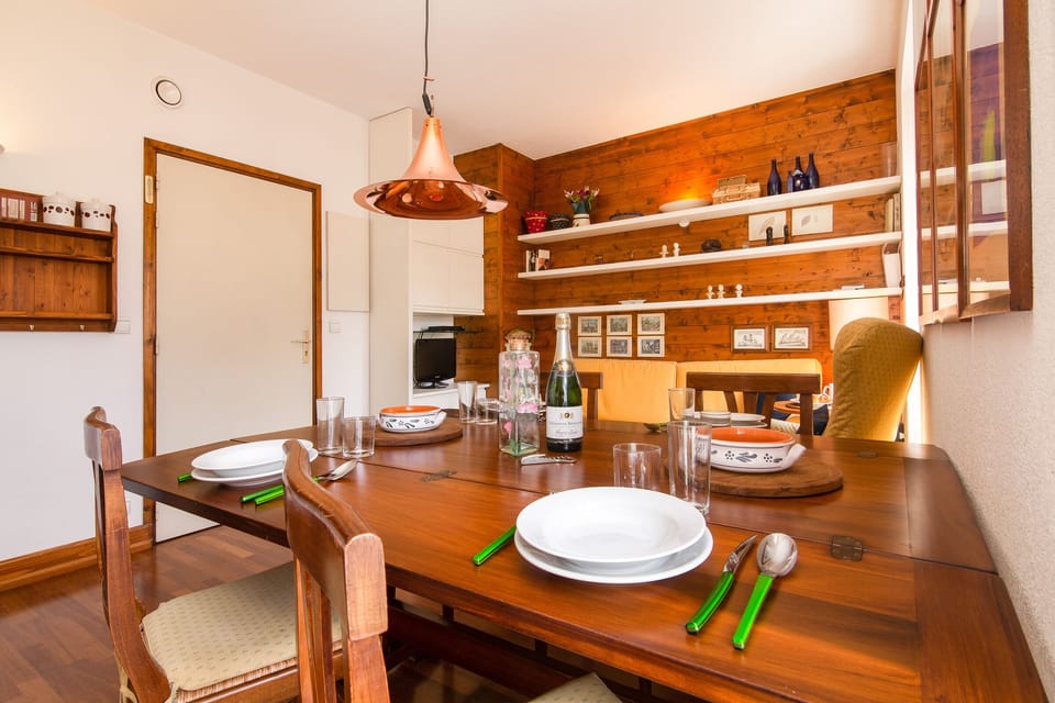 Complete dining set for 4