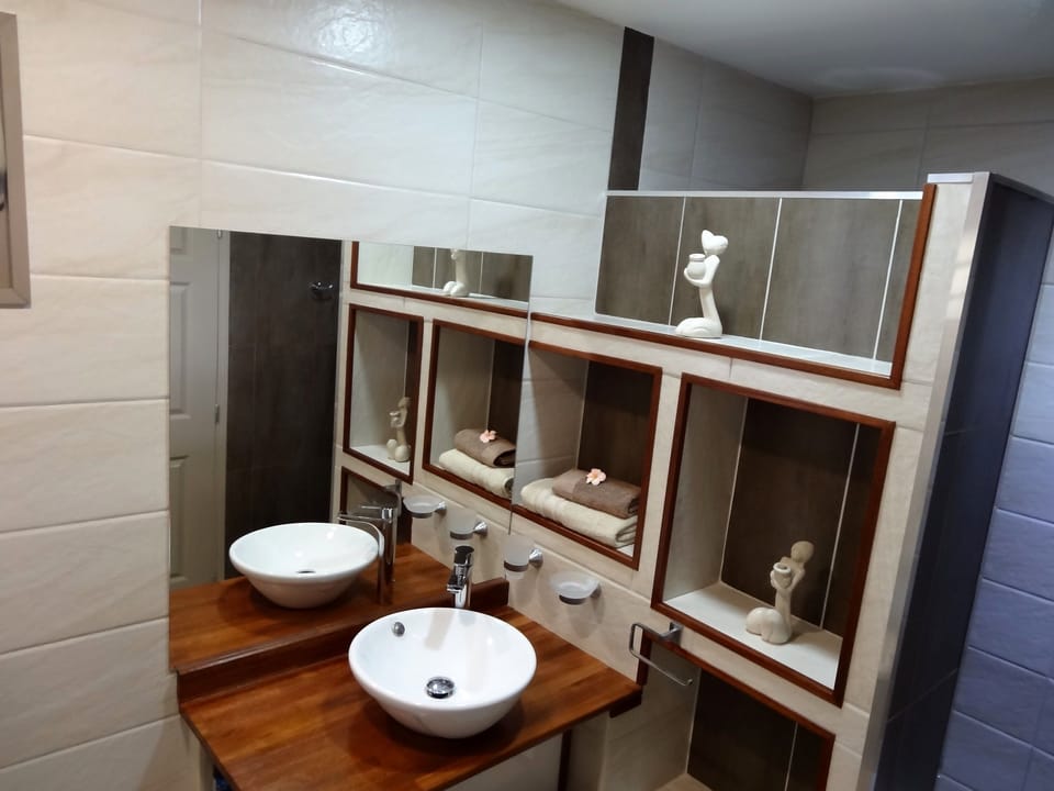 Deluxe Studio Suite, 1 King Bed, Beachfront | Bathroom | Shower, rainfall showerhead, free toiletries, towels