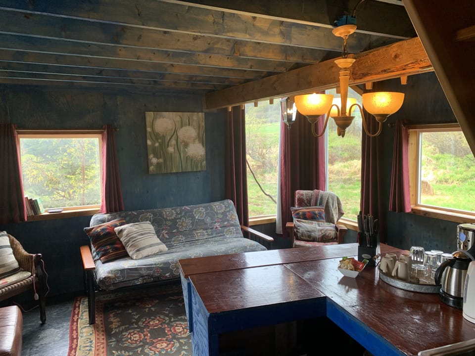 Family Tree House, 1 Bedroom, Partial Ocean View | Living area